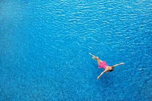 Haut vue de une femme relaxant dans une nager bassin photo