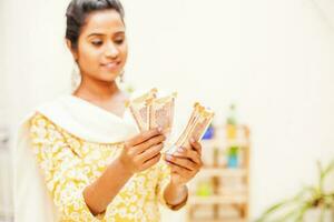 Indien femme avec en espèces photo