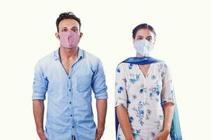 deux personnes, Indien homme et femme à la recherche à caméra tandis que portant protecteur visage masque pour coronavirus photo