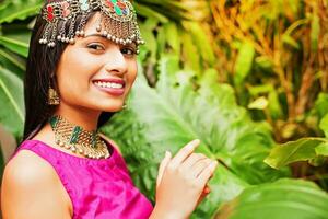 magnifique Indien femme portant traditionnel robe photo