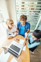 multiracial entreprise. Trois gens de différent nationalités travail ensemble. le réunion photo