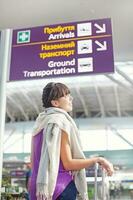 femme dans aéroport photo