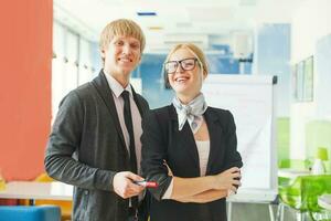 homme et femme faisant une présentation photo