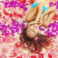 femme relaxant sur une fleur pétales photo