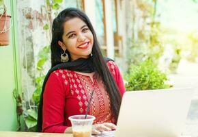 Indien femme dans une café photo