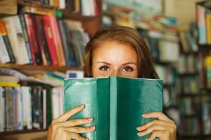 femme cache derrière le vert livre photo