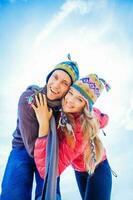 couple étreindre dans hiver journée habillé dans de laine Chapeaux photo