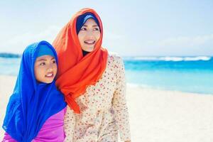 musulman les filles sur une plage photo