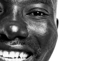 monochrome portrait de une souriant africain homme. tondu détail photo