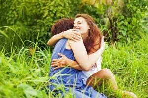 mère et sa grandi en haut fille photo