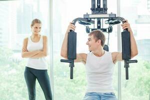 couple dans salle de sport. gens travail en dehors ensemble photo