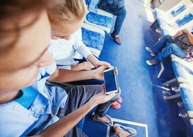 couple en utilisant intelligent téléphone dans une autobus. modèle pour un app conception photo