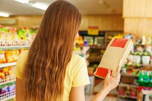 femme avec boîte dans une magasin photo