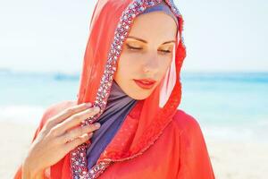 magnifique femme dans arabe vêtements photo