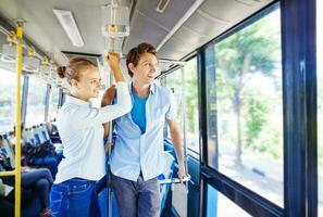 homme et femme en voyageant par autobus photo