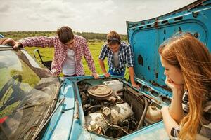 copains sur une route voyage photo