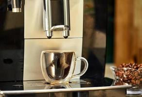 machine à café fait un expresso dans une tasse transparente