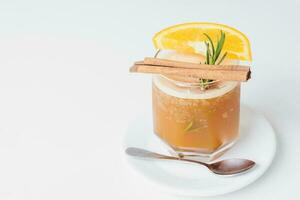 le passion fruit mocktail portion sur blanc table avec isolé blanc Contexte. photo