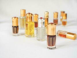 arabe oud parfum, attar dans une mini bouteille photo