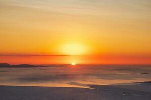 début de lever du soleil. coloré ciel Contexte concept. spectaculaire le coucher du soleil avec crépuscule couleurs. magnifique Arctique le coucher du soleil. scénique coloré ciel à aube. aérien voir. photo