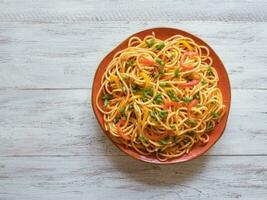 spaghetti avec des légumes sur une assiette photo