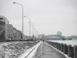 vide hiver digue dans Saint Pétersbourg avec une vue de le neva rivière photo