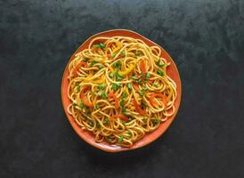 spaghetti avec des légumes sur une assiette photo