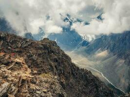 incroyable printemps paysage avec silhouettes de gros rocheux montagnes et épique Profond gorge avec rivière.la bord de une rocheux falaise avec une magnifique vue de le gorge. photo