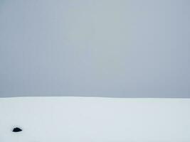 gris pente, congère sur une gris ciel Contexte. neigeux surface, abstrait Contexte. photo