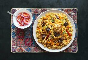 assiette de Viande pilaf. asiatique plat. photo