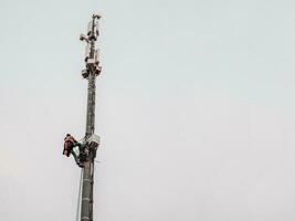 une gratte-ciel ouvrier travaux sur une cellule la tour photo