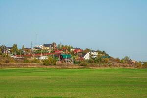 moderne chalet village dans une vert champ. photo