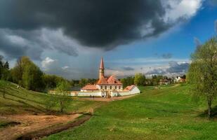 mai orage à le ancien maltais château. printemps ensoleillé paysage dans le ancien russe ville de gatchina. photo