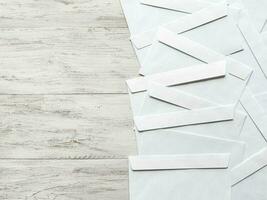 blanc enveloppes sont posé en dehors sur une en bois table photo