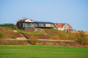 de banlieue luxe réel domaine, moderne chalet sur une vert colline. photo