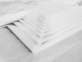 neigeux monochrome graphique. le escalier est en zigzag avec congères. abstrait graphique hiver Contexte. photo
