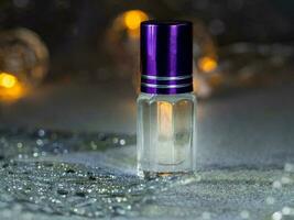 concentré parfum dans une mini bouteille avec musc sur le noir de fête Contexte photo