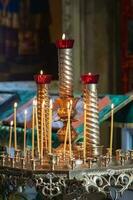 église bougies sont brûlant sur une grand d'or ancien chandelier dans le orthodoxe église. Christian Foi et traditions. thème de Foi et Dieu, religion et traditions. photo
