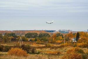 gros blanc avion de ligne sur approche à le aéroport. vol restriction, les sanctions sur air transport et passager vols. le crise de rapports entre des pays concept. photo