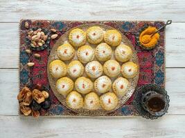 égyptien biscuits, variation avec le une addition de Safran des Indes lorsque cuisson. biscuits de el fitr islamique festin. Ramadan bonbons photo