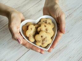 de fête gingembre biscuits avec cannelle dans le forme de cœurs photo