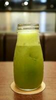 en bonne santé vert légume jus dans une verre bouteille. photo