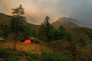touristique camping sur une pluvieux soir. camping sur une l'automne haut de gamme photo