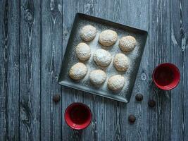 Fait main Ramadan bonbons sont servi avec thé sur le tableau. photo