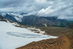 majestueux montagnes, dur alpin la nature Contexte. minimaliste la nature Contexte de neigeux flanc de montagne. photo
