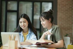 Jeune asiatique élèves Campus aide ami contagieux en haut et apprentissage. photo