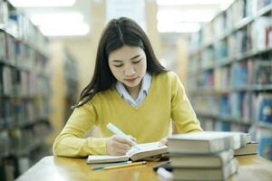 étudiant en train d'étudier à bibliothèque. photo