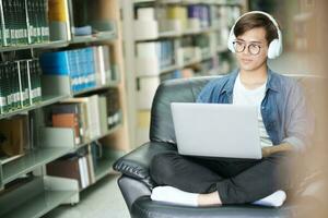 étudiant en train d'étudier à bibliothèque. photo