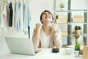 affaires propriétaire Jeune asiatique femmes content après recevoir Nouveau commande de client. photo