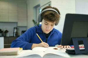 étudiant garçon avec tablette ordinateur apprentissage à Accueil photo